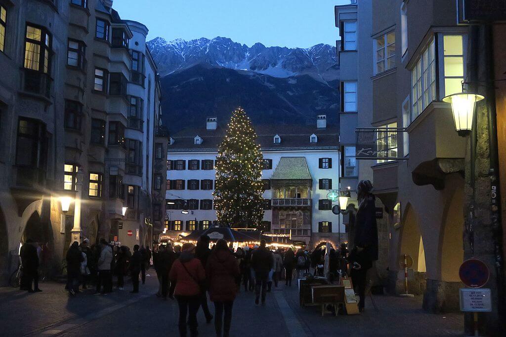 source: [https://commons.wikimedia.org/wiki/File:Weihnachtsmarkt_zu_Innsbruck.jpg]
